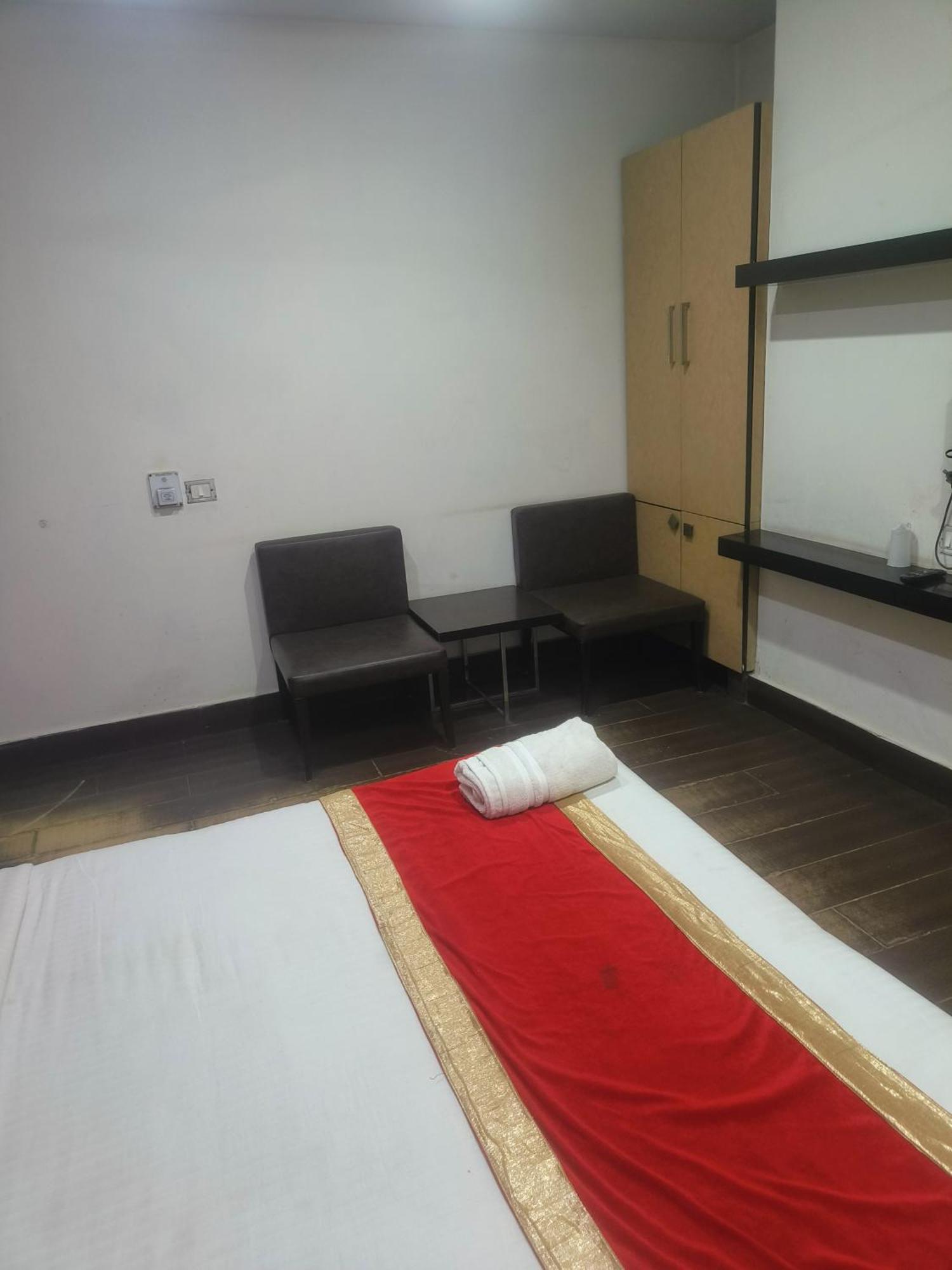 Good Palace Karol Bagh * New Delhi